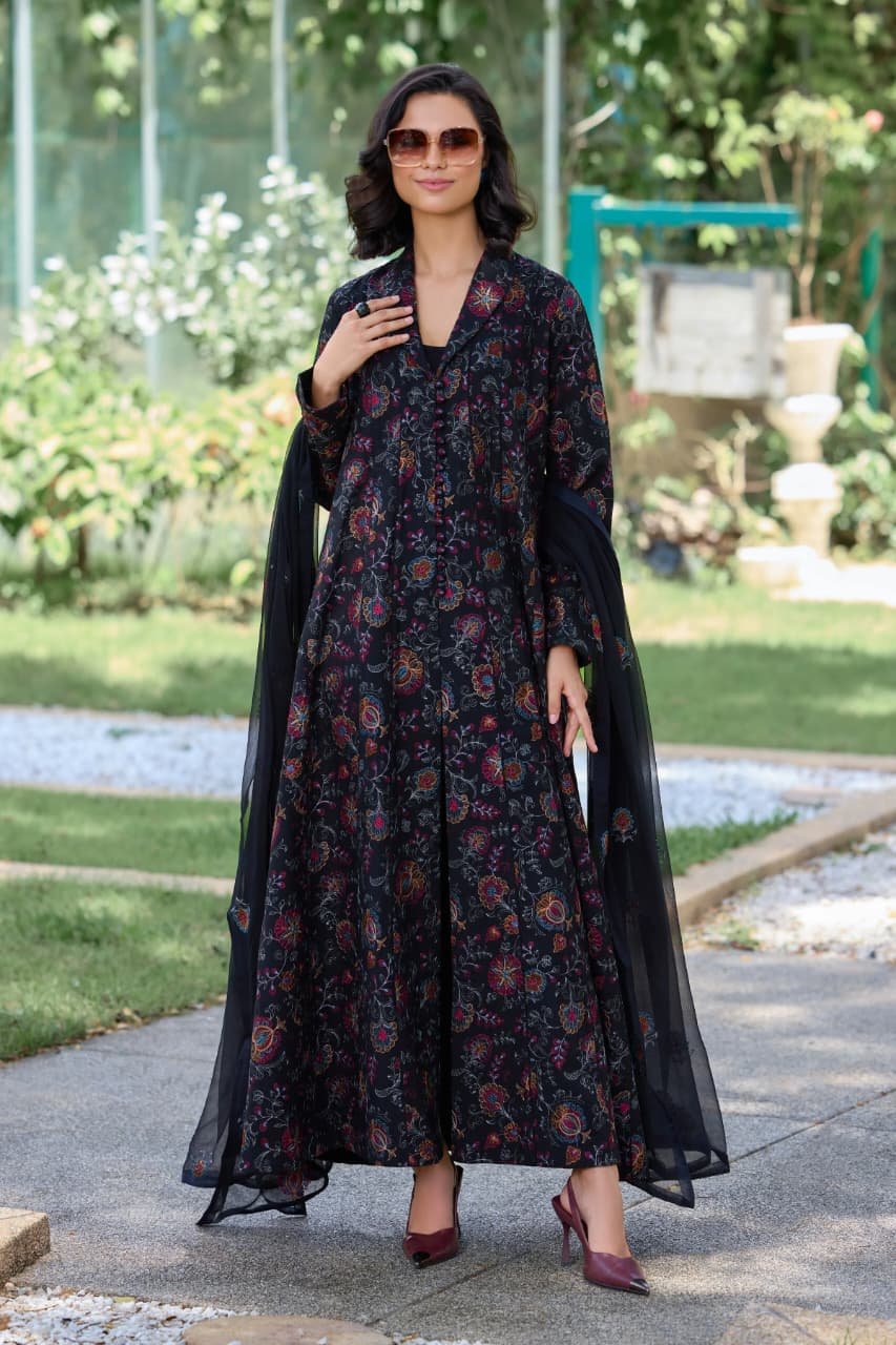 Embroidered Karandi 3-Piece Suit – MC1606 Black – Rang-e-Suzan