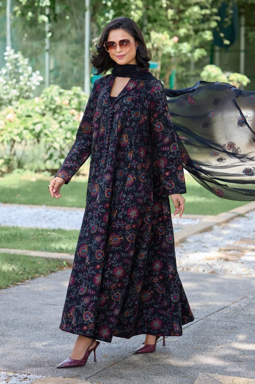 Embroidered Karandi 3-Piece Suit – MC1606 Black – Rang-e-Suzan