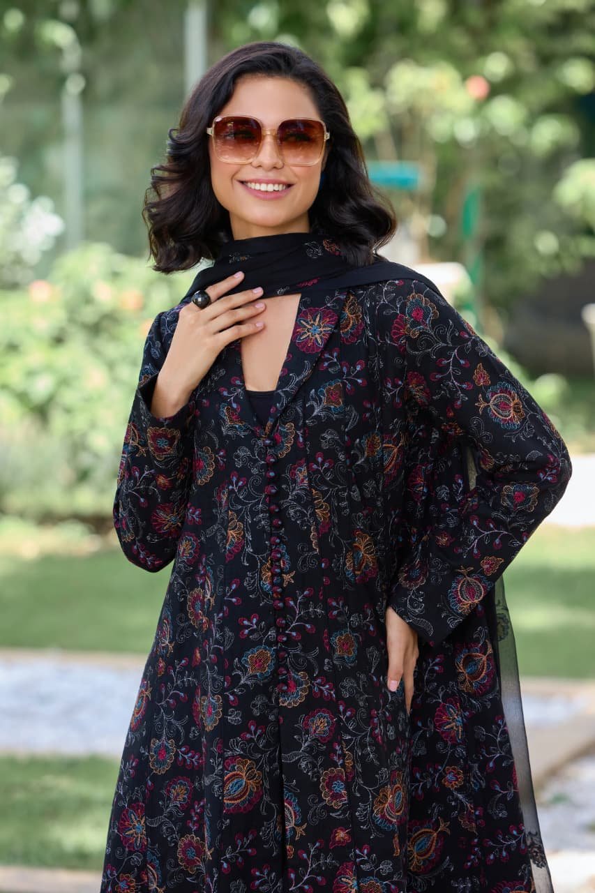Embroidered Karandi 3-Piece Suit – MC1606 Black – Rang-e-Suzan